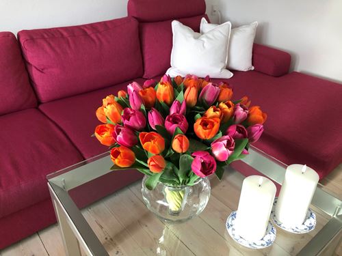 Farverige kunstige tulipaner